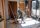 室内で造作工事を行う本田工務店の職人