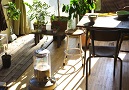 自然光が差し込む木の温もりある住宅内装